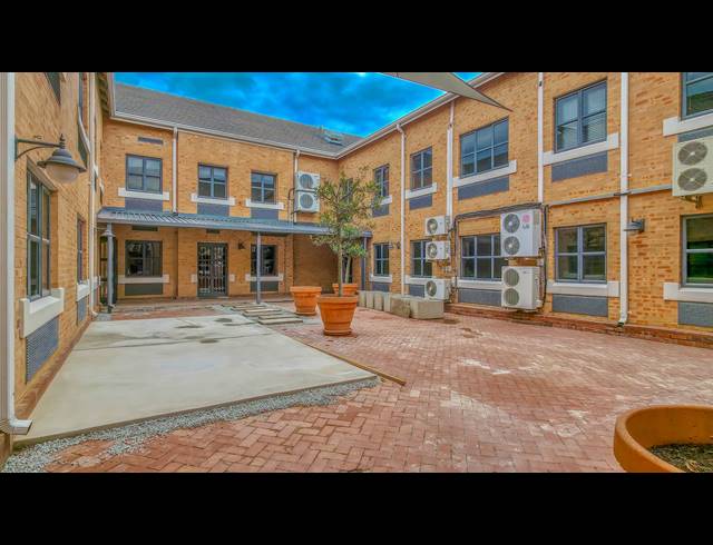 86M² BUSINESS CENTRE TO LET IN SUNNINGHILL